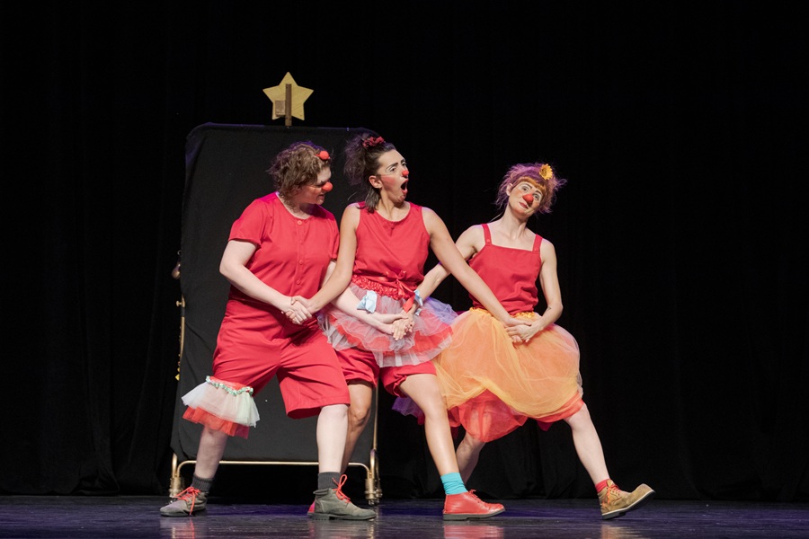 Grita Cia de Palhaças leva espetáculo e oficinas gratuitas para Vila Triolé