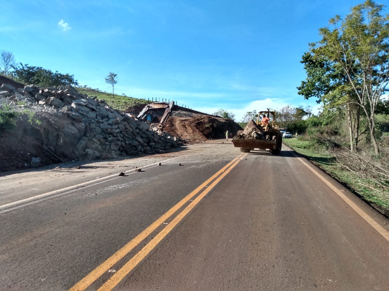 Detonação de rochas na BR-369