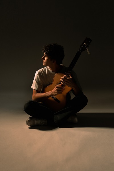 Cantor Tom Ribeira faz show no Bar Valentino