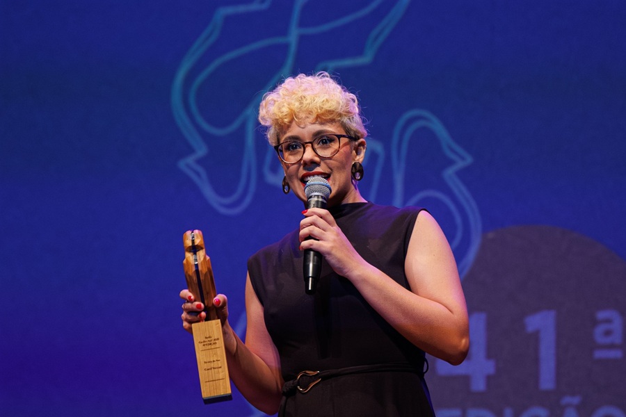 Carol Vaccari é homenageada como Técnica do Ano no Troféu Gralha Azul