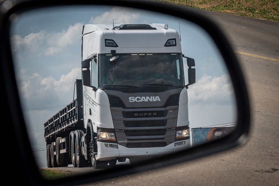 Scania lança nova linha de caminhões P8/Euro 6, gama Super e empresa de locação na Fenatran 2022